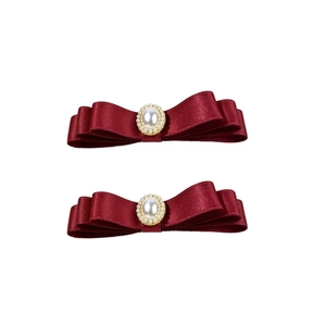 Paire de barrettes à nœud en satin bordeaux avec perle centrale et strass brillants