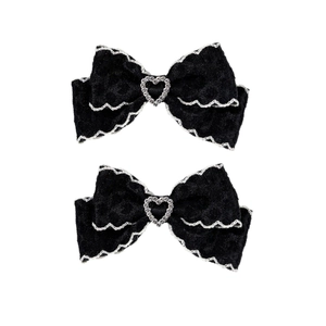 Barrettes à cheveux élégantes en velours noir avec dentelle blanche et strass en forme de cœur