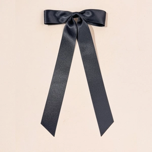 Barrette élégante en satin noir avec de longs rubans fluides au style minimaliste épuré
