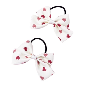 Lot de deux chouchous en satin blanc avec motifs de cœurs rouges et nœud mignon