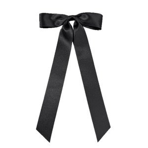 Barrette à cheveux élégante en satin noir avec longs rubans sur fond blanc pur