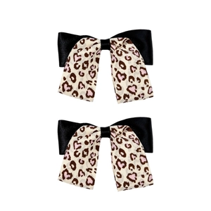 Set di due fermagli per capelli con stampa leopardata, cuori rosa e nastro di raso nero