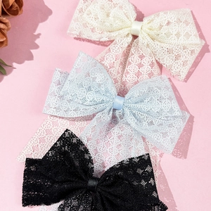 Barrettes à cheveux élégantes en dentelle avec rubans de soie en crème, bleu et noir