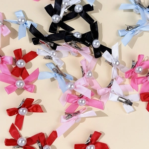 Vue à plat de barrettes à nœuds en satin colorés avec perles et pinces crocodiles