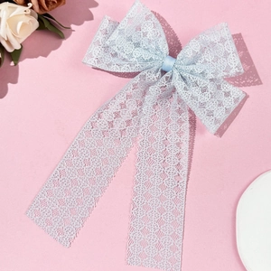 Barrette à nœud en dentelle bleu clair élégante avec rubans sur fond rose doux