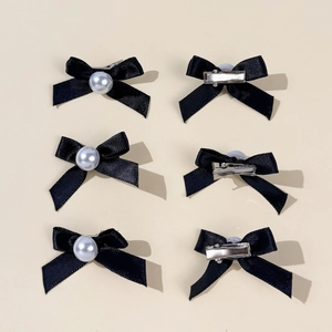 Détail de 6 barrettes nœuds noirs en ruban avec perles et pinces bec de canard en métal