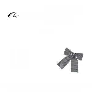 Détail de barrette à nœud en ruban vichy noir et blanc avec pince à ressort, poids 10,4g