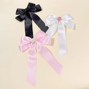 Tre eleganti fermagli per capelli in raso con rose nei colori nero, bianco e rosa francese