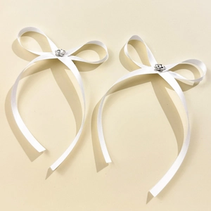 Coppia di eleganti fiocchi per capelli in raso bianco con strass floreale al centro