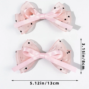 Détail des pinces à cheveux à nœud en résille rose à pois avec mesures de taille