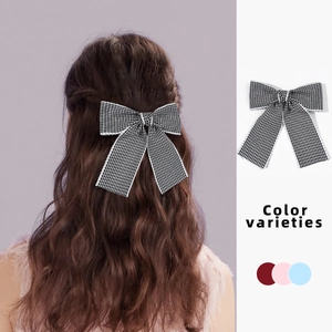 Détail montrant les options de couleur pour la pince à cheveux à nœud quadrillé