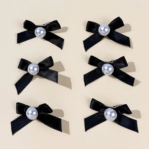 Lot de six barrettes noeuds en satin noir avec perle centrale et pince crocodile en métal
