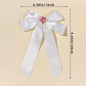 Dettaglio del fiocco in raso bianco con rosa rosa e indicazione delle dimensioni 24x16cm