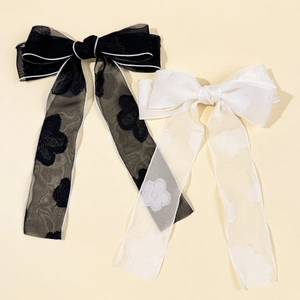 Eleganti fiocchi per capelli in organza floreale con nastri lunghi in nero e bianco