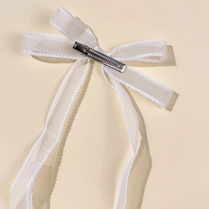 Barrette à cheveux élégante avec nœud en organza blanc et rubans à bords ondulés