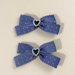 Détails des barrettes nœuds en denim bleu foncé à pois avec strass en forme de cœur