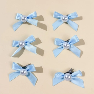 Détails de six pinces à cheveux avec nœuds bleu clair en satin, perles et clips en métal argenté