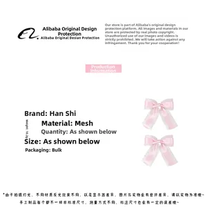 Détail des barrettes à nœud en maille rose montrant le tissu léger et le poids de 10,2 g