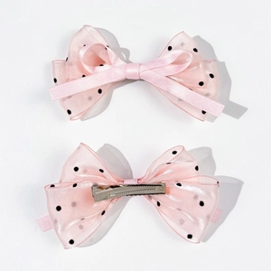 Barrettes à cheveux nœud en tulle à pois roses montrant l'avant et l'arrière du produit