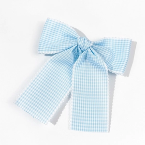 Détail d'un nœud papillon à carreaux bleu clair avec des bords à froufrous ondulés