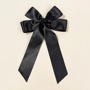 Elegante fermaglio per capelli in raso nero con rosa e lunghi nastri fluidi