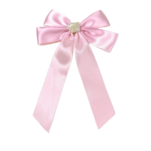 Fiocco per capelli in raso rosa con rosa bianca e nastri lunghi per uno stile elegante