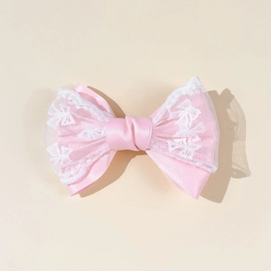 Elegante roze satijnen haarclip met witte kant op een beige achtergrond voor dames