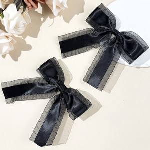 Paire élégante de barrettes à cheveux avec nœuds en tulle noir et longs rubans satin
