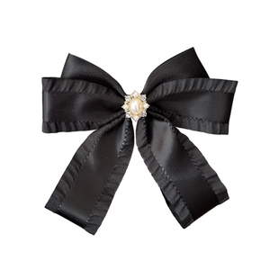 Elegante fermaglio per capelli in raso nero con perla sintetica e strass luccicanti