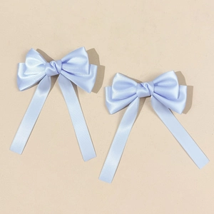 Nahaufnahme hellblauer Satin-Haarschleifen mit langen Bändern und seidiger Textur