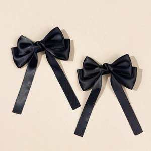 Zwei schwarze Satin-Haarklammern im Ballett-Stil mit eleganten langen Schleifen