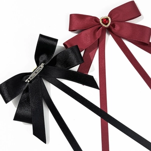 Noeuds élégants en satin noir et bordeaux avec gemme en cœur et longs rubans fluides