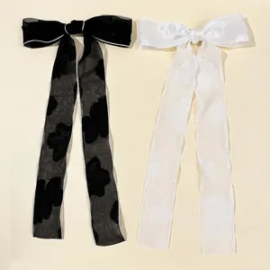 Elegante set di fiocchi per capelli in tulle bianco e nero con lunghi nastri floreali