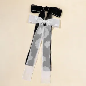 Eleganti fermagli per capelli con fiocchi in tulle floreale e nastri lunghi in bianco e nero