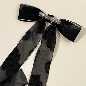 Elegante fermaglio per capelli in pizzo nero con fiocco in tulle e ricamo floreale