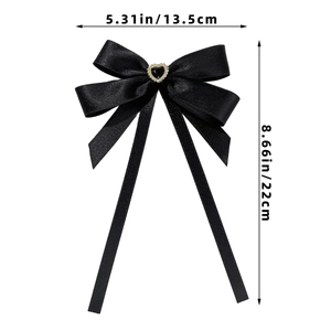 Nœud papillon élégant en satin noir avec pierre en forme de cœur pour tenue professionnelle