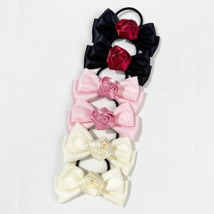 Lot de 6 chouchous en satin avec nœuds et roses en bordeaux, rose et blanc crème