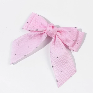 Pince à cheveux nœud rose avec texture ondulée et strass argentés sur fond blanc
