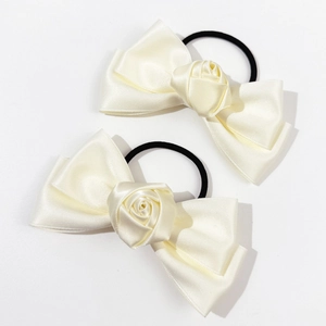 Lot de deux chouchous en satin crème avec roses et nœuds pour des coiffures élégantes