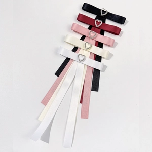 Eleganti fiocchi di raso con fibbie a cuore in strass in cinque colori per camicie