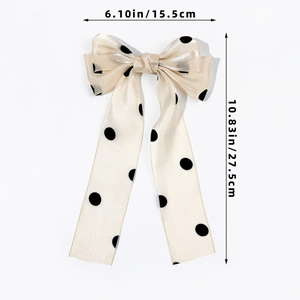 Dimensions détaillées du nœud papillon à pois champagne mesurant 15,5 cm par 27,5 cm