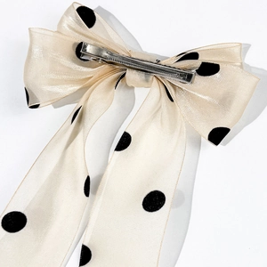 Barrette à cheveux avec nœud en tulle à pois beige et pince métallique argentée