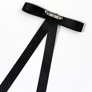Spilla classica a fiocco in raso nero con lunghi nastri per camicie da donna