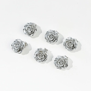 Lot de six barrettes à fleurs de rose en métal argenté avec design de pétales en 3D