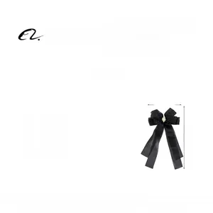 Détail du nœud élégant en résille noire avec centre en strass, taille de 15cm sur 31cm