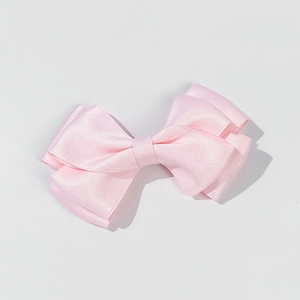 Fermaglio per capelli con fiocco rosa a doppio strato in raso dalla texture setosa