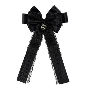 Barrette nœud gothique en satin noir et dentelle avec pendentif cœur et longs rubans