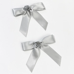 Barrettes à cheveux élégantes en satin argenté avec rose 3D métallique pour le coiffage