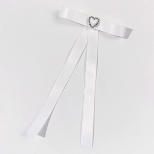 Fiocco in raso bianco con fibbia a cuore in strass e nastri lunghi per camicia donna