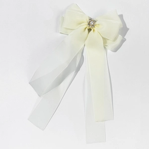 Pince à cheveux élégante en résille crème avec centre floral luxe en strass et perles